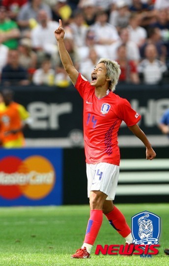 【서울=뉴시스】태극마크를 달고 그라운드를 누비던 이천수의 모습. (사진 = 대한축구협회 제공).