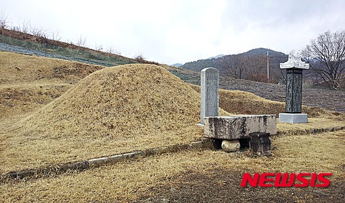  【충주=뉴시스】강신욱 기자 = 충북 충주시는 조선 후기 제주 유배시절 연인 홍윤애와 애틋한 사랑을 나눈 충청도관찰사 조정철의 사랑 이야기를 관광자원화하기로 했다. 사진은 충주시 수안보면에 있는 조정철의 묘. 2016.03.22. (사진=충주시 제공)&nbsp;&nbsp; photo@newsis.com