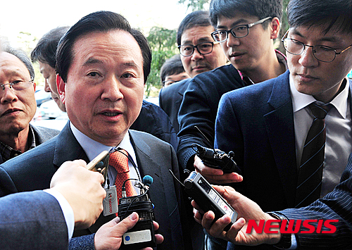 【광주=뉴시스】신대희 기자 = 사조직을 결성해 선거구민을 대상으로 사전선거운동을 한 혐의를 받고 있는 강운태 전 광주시장이 22일 오후 영장실질심사를 받기 위해 광주지방법원에 들어서기에 앞서 기자들의 질문에 답하고 있다. 2016.03.22.&nbsp; sdhdream@newsis.com