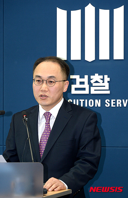 【서울=뉴시스】이영환 기자 = 이원석 서울중앙지방검찰청 특수1부 부장검사가 22일 오후 서울 서초구 서울고등검찰청 기자실에서 대한수영연맹과 지역수영연맹 일부 임원등의 비리 수사결과를 발표하고 있다. 서울중앙지검 특수1부(부장검사 이원석)는 '대한수영연맹 홍보이사이자 전남수영연맹 전무이사 이모씨를 횡령 및 배임수재 등 혐의로 구속기소하고 정모 부회장, 임모 생활체육이사, 안모 수구 국가대표 감독, 인천수영연맹 장모 전무이사 등 4명을 배임수재 혐의로 불구속 기소했다'고 밝혔다. 2016.03.22.&nbsp; 20hwan@newsis.com