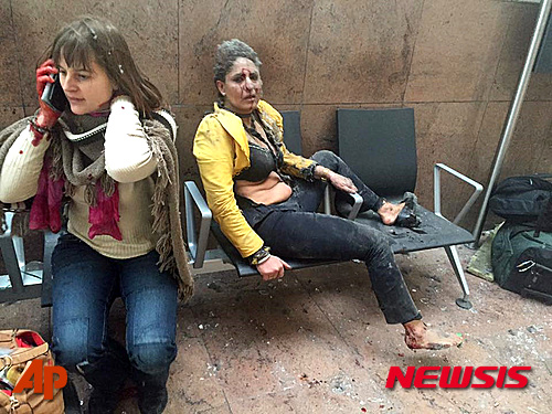 【조지아공영방송·AP/뉴시스】벨기에 브뤼셀 공항에서 22일 오전(현지시간) 연쇄폭탄테러가 발생한 직후 난장판이 된 공항에서 한 여성이 부상을 입은채 의자에 앉아있다.사진은 조지아공영방송이 AP에 제공한 것이다. 2016.03. 22  