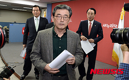 【서울=뉴시스】홍찬선 기자 = 유승민 의원의 공천 논의 등을 위한 새누리당 최고위원회의를 앞두고 이한구 공천관리위원장이 22일 오후 서울 여의도 당사에서 제20대 비례대표 후보자를 발표한 후 나서고 있다. 2016.03.22.&nbsp; mania@newsis.com