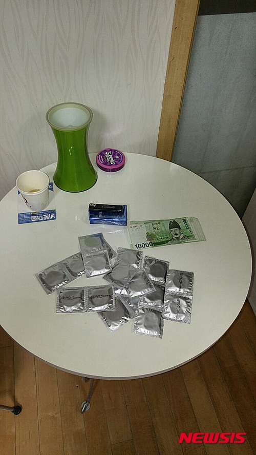 【창원=뉴시스】강승우 기자 = 지난 22일 오후 경남 창원시 성산구 한 오피스텔이 성매매 단속하는 경찰에 적발됐다. 현장에 발견된 콘돔. 2016.03.25. ksw@newsis.com