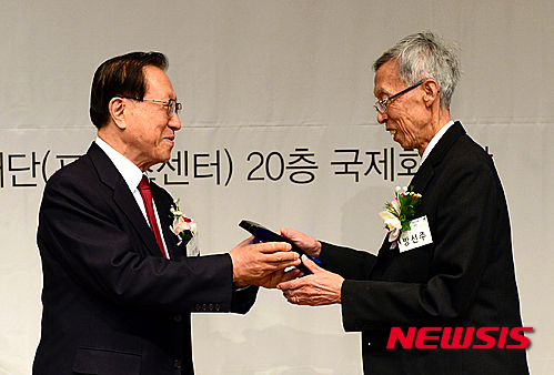 【서울=뉴시스】권현구 기자 = 23일 오전 서울 중구 프레스센터에서 열린 국사편찬위원회 창립 70년 기념식에서 김정배(왼쪽) 국사편찬위원장이 방선주 박사에게 공로패를 수여하고 있다. 2016.03.23. stoweon@newsis.com
