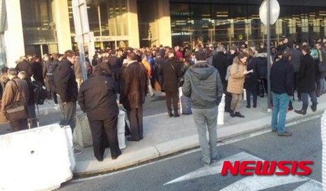 【서울=뉴시스】프랑스 승객들이 22일(현지시간) 툴루즈공항 밖으로 보안 경보에 대피한 뒤 거리에서 상황이 정리되길 기다리고 있다. 브뤼셀연쇄테러로 보안이 강화된 가운데 이날 툴루즈공항에 의심스러운 수화물이 발견 돼 보안 경보 방송이 나오면서 승객들이 대피하는 소동이 벌여졌다고 현지 언론 더 로컬이 보도햇다. (사진 출처: 더 로칼 인터넷판) 2016.03.23