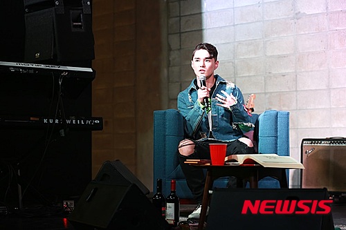 【서울=뉴시스】조인우 기자 = 인류문명의 발전을 위해 외계에서 보내진 아이들이라는 의미로, 예술 분야에서 특별한 재능을 가진 이를 가리키는 '인디고 차일드'로 통하는 싱어송라이터 딘(24·권혁)이 본격적인 자신의 음악 세계로 출발한다.&nbsp; '왓투두(what2do)' '풀어(pour up)' 등 두 장의 싱글 만으로 음악계에 화제를 불러 일으켰던 딘이 24일 0시 첫 번째 EP앨범 '130무드:트러블(130mood:TRBL)'을 발매한다.&nbsp; 예명을 따 온 영화배우 제임스 딘의 차 보닛에는 항상 '130'이라는 숫자가 크게 적혀 있었다. 실험적으로 차를 개조하던 그 정신을 이어 가겠다는 의미로 '130 무드' 시리즈를 시작한다.&nbsp; 앨범에는 타이틀곡 '디:하프문(D:half moon)'을 비롯해 '어때' '보니 앤 클라이드(bonnie & clyde)' '아이 러브 잇(I love it)' '21' 등 모두 일곱 곡이 실렸다.&nbsp; 마지막 트랙부터 순서대로 첫눈에 반한('21'), 그녀를 만나 사랑에 빠지고('아이 러브 잇'), 갈등으로 권태('디:하프문')를 겪은 뒤, 이별을 맞이한 슬픔('왓투두'), 이로 인해 방황하다('보니앤클라이드' '풀어'), 그녀에게 다시 연락을 받고 현실을 마주하는('어때') 내용으로 구성됐다.&nbsp; "전체적으로 한 가지 색이라고 해야 할까요, 한 분위기가 계속 이어지는 앨범입니다. 사랑을 주제로 작업하기 위해 영화도 보고 여러 정보를 수집해서 만들게 됐습니다."&nbsp; 지코, 제프 버넷, 크러시, 도끼, 개코 등 다양한 장르의 아티스트가 피처링에 이름을 올렸다.&nbsp; 딘은 EP 발표 후 4월부터 '힙합플레이야 페스티벌' '서울 재즈 페스티벌' 등 다양한 국내 페스티벌 무대에서 관객을 만날 예정이다. 미국에서 선보일 싱글도 준비하고 있다.&nbsp; "요즘에는 같이 공연에서 관객과 뛰고 호흡하면서 아티스트로서의 재미를 알아가고 있는 것 같아요. 음악을 들으면 딘이라는 사람을 알게 되는 것 같은 곡을 만들고 싶어요. 앞으로도 앨범을 통해 지속적으로 제 색을 보여줄 계획입니다."&nbsp; join@newsis.com