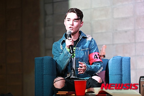 【서울=뉴시스】조인우 기자 = 인류문명의 발전을 위해 외계에서 보내진 아이들이라는 의미로, 예술 분야에서 특별한 재능을 가진 이를 가리키는 '인디고 차일드'로 통하는 싱어송라이터 딘(24·권혁)이 본격적인 자신의 음악 세계로 출발한다.&nbsp; '왓투두(what2do)' '풀어(pour up)' 등 두 장의 싱글 만으로 음악계에 화제를 불러 일으켰던 딘이 24일 0시 첫 번째 EP앨범 '130무드:트러블(130mood:TRBL)'을 발매한다.&nbsp; 예명을 따 온 영화배우 제임스 딘의 차 보닛에는 항상 '130'이라는 숫자가 크게 적혀 있었다. 실험적으로 차를 개조하던 그 정신을 이어 가겠다는 의미로 '130 무드' 시리즈를 시작한다.&nbsp; 앨범에는 타이틀곡 '디:하프문(D:half moon)'을 비롯해 '어때' '보니 앤 클라이드(bonnie & clyde)' '아이 러브 잇(I love it)' '21' 등 모두 일곱 곡이 실렸다.&nbsp; 마지막 트랙부터 순서대로 첫눈에 반한('21'), 그녀를 만나 사랑에 빠지고('아이 러브 잇'), 갈등으로 권태('디:하프문')를 겪은 뒤, 이별을 맞이한 슬픔('왓투두'), 이로 인해 방황하다('보니앤클라이드' '풀어'), 그녀에게 다시 연락을 받고 현실을 마주하는('어때') 내용으로 구성됐다.&nbsp; "전체적으로 한 가지 색이라고 해야 할까요, 한 분위기가 계속 이어지는 앨범입니다. 사랑을 주제로 작업하기 위해 영화도 보고 여러 정보를 수집해서 만들게 됐습니다."&nbsp; 지코, 제프 버넷, 크러시, 도끼, 개코 등 다양한 장르의 아티스트가 피처링에 이름을 올렸다.&nbsp; 딘은 EP 발표 후 4월부터 '힙합플레이야 페스티벌' '서울 재즈 페스티벌' 등 다양한 국내 페스티벌 무대에서 관객을 만날 예정이다. 미국에서 선보일 싱글도 준비하고 있다.&nbsp; "요즘에는 같이 공연에서 관객과 뛰고 호흡하면서 아티스트로서의 재미를 알아가고 있는 것 같아요. 음악을 들으면 딘이라는 사람을 알게 되는 것 같은 곡을 만들고 싶어요. 앞으로도 앨범을 통해 지속적으로 제 색을 보여줄 계획입니다."&nbsp; join@newsis.com