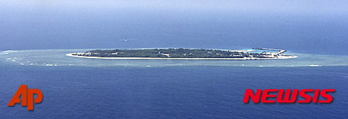 【타이핑다오(대만)=AP/뉴시스】최근 대만이 세계 주요 외신을 대상으로 자국이 실효지배 중인 타이핑다오(太平島ㆍ영문명 이투 아바, 베트남명 바빈섬) 섬을 방문하게 하는 언론 초청(미디어 투어) 행사를 개최한 가운데 베트남 정부가 공식 항의했다. 24일(현지시간) 베트남 VNA 통신에 따르면 이날 레 하이 빈 베트남 외교부 대변인은 성명을 통해 