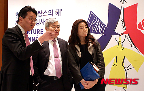 【서울=뉴시스】김동민 기자 = 조양호 대한항공 회장 겸 한국 내 프랑스의 해 한국 측 조직위원장이 23일 오후 서울 중구 신라호텔에서 열린 ‘한국 내 프랑스의 해’ 개막을 축하하는 연회에 참석해 조원태(왼쪽)대한항공 총괄부사장, 조현민(오른쪽)대한항공 전무와 대화를 나누고 있다. 2016.03.23.life@newsis.com 