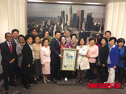 【뉴욕=뉴시스】노창현 특파원 = 위안부피해자에서 인권활동가로 거듭난 이용수(88) 할머니가 LA시의회에 위안부 기림비 건립을 요청했다. 이용수 할머니는 22일 로스앤젤레스 시청에서 공로상을 수상한 후 "LA에 피해자들을 위한 기림비를 세워줄 것을 시의회에 간곡히 요청한다"면서 "기림비가 세워지면 여성인권을 중시하는 로스앤젤레스의 상징이 될 것이고, 교육과 기억의 훌륭한 자료가 될 것"이라고 강조했다. 2016.03.23. <사진=가주한미포럼 제공>&nbsp; robin@newsis.com 