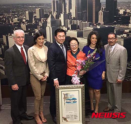 【뉴욕=뉴시스】노창현 특파원 = 위안부피해자에서 인권활동가로 거듭난 이용수(88) 할머니가 LA시의회에 위안부 기림비 건립을 요청했다. 이용수 할머니는 22일 로스앤젤레스 시청에서 공로상을 수상한 후 "LA에 피해자들을 위한 기림비를 세워줄 것을 시의회에 간곡히 요청한다"면서 "기림비가 세워지면 여성인권을 중시하는 로스앤젤레스의 상징이 될 것이고, 교육과 기억의 훌륭한 자료가 될 것"이라고 강조했다. 이 자리엔 한인 최초의 시의원 데이비드 류 시의원(가운데 왼쪽)과 제시카 포스티고 여성지위원회 회장, 누리 마르티네스, 폴 크레코리안, 허브 웨슨 시의원 등과 가주한미포럼 김현정 사무국장 등 한인들이 함께 했다. 2016.03.23. <사진=가주한미포럼 제공>&nbsp; robin@newsis.com