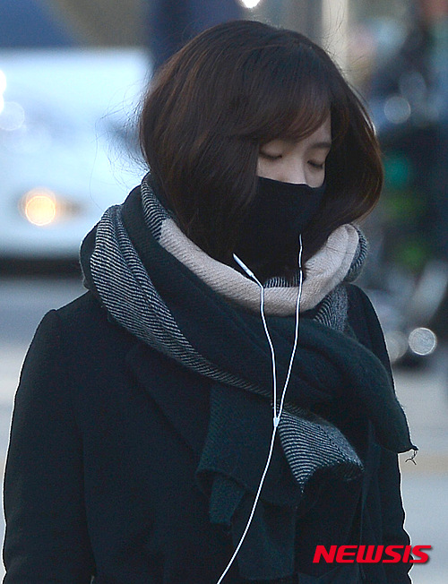 【서울=뉴시스】김선웅 기자 = 꽃샘추위로 인해 전국적으로 기온이 전날보다 2~3도 가량 낮아지고 서울 기온이 1.6도를 기록한 24일 오전 서울 종로구 세종로 사거리에서 시민이 두꺼운 옷과 목도리를 두르고 출근을 서두르고 있다.&nbsp;&nbsp; 기상청은 한낮에도 찬 바람이 불어 쌀쌀한 날씨를 보이고 다음 주부터는 포근한 날씨를 보일 것이라고 예보했다. 2016.03.24.&nbsp;&nbsp; mangusta@newsis.com 