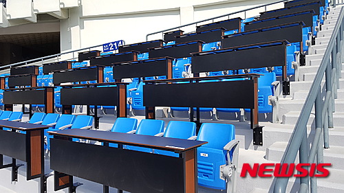 【서울=뉴시스】서울 잠실야구장의 교체된 테이블석. 2016.03.24. (사진 = 서울시 제공) photo@newsis.com