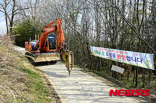 경남 진주시는 24일 주산이 비봉산 콘크리트 철거 작업을 위해 중장비가 작업을 준비중이다.