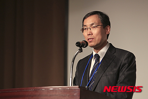 【서울=뉴시스】24일 충청남도 예산에 위치한 덕산 리솜 스파캐슬 쥬니퍼홀에서 열린 '2016년 공공도서관 협력 워크숍'에서 임원선 국립중앙도서관장이 인사말을 하고 있다. 2016.03.24. (사진=국립중앙도서관 제공)&nbsp; photo@newsis.com