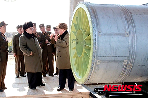 [서울=뉴시스]지난 2016년 3월 대출력 고체로켓 발동기(엔진) 지상분출 및 계단분리시험을 지도하는 김정은 위원장의 모습. 2016.03.24. (출처=노동신문) photo@newsis.com