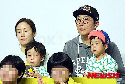 【안산=뉴시스】최동준 기자 = 24일 오후 경기 안산상록수체육관에서 열린 '2015-2016 NH농협 V-리그' 남자부 챔피언결정전 4차전 OK저축은행과 현대캐피탈의 경기, 개그맨 이휘재가 서언, 서준이와 경기를 관람하고 있다. 2016.03.24. photocdj@newsis.com