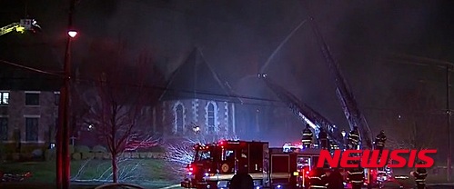 【뉴욕=뉴시스】노창현 특파원 = 뉴저지의 유서깊은 한인교회에서 부활절을 코앞에 두고 화재가 발생해 안타까움을 주고 있다. CBS 등 미 언론은 23일 뉴저지 잉글우드에서 가장 오래된 제일장로교회(담임목사 리차드 홍)에서 전날 오후 8시경 불이 나 3시간만에 진화됐으나 건물 일부가 소실됐다고 보도했다. 이 불로 다행히 인명피해는 없었으나 1860년 건립돼 156년 역사를 갖고 있는 교회 건물이 큰 피해를 입어 복구에 상당한 시일이 예상된다. 2016.03.24. <사진=CBS-TV 캡처>&nbsp; robin@newsis.com