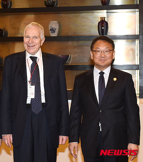 【서울=뉴시스】2016년 보아오 포럼 연차총회 참석차 중국 하이난을 방문중인 유일호 부총리 겸 기획재정부 장관이 24일 BFA ICC에서 에드먼드 펠프스 컬럼비아대 교수와 면담에 앞서 기념촬영을 하고 있다. 2016.03.25. (사진=기획재정부 제공) photo@newsis.com