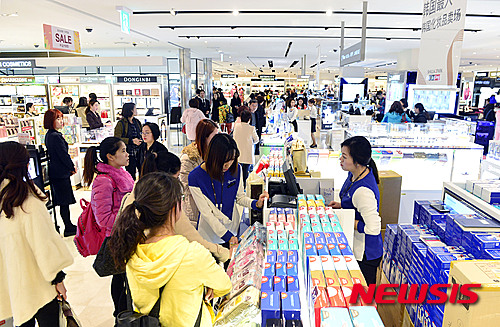 【서울=뉴시스】최동준 기자 = 25일 그랜드 오픈한 서울 용산 신라아이파크면세점에서 외국인 관광객이 쇼핑하고 있다. 2016.03.25.&nbsp; photocdj@newsis.com