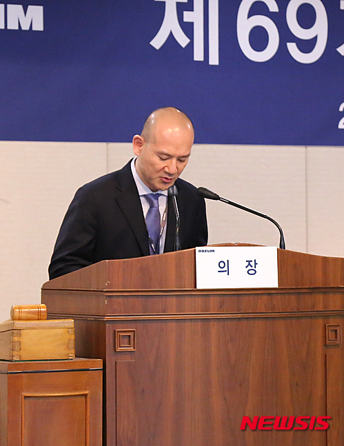 【서울=뉴시스】운전기사 상습 폭언 및 폭행 등 갑질 논란에 휩싸인 이해욱 대림산업 부회장이 25일 서울 수송동 본사에서 열린 대림산업 정기주주총회장에서 사과문을 읽고 있다. 2016.03.25. (사진=대림산업 제공)&nbsp; photo@newsis.com