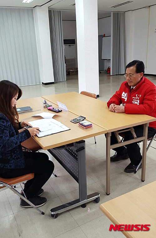 【동해=뉴시스】홍춘봉 기자 = 강원 동해·삼척시 선거구에 출마한 새누리당 박성덕 후보가 25일 동해시선거관리위원회를 찾아가 후보등록을 하고 있다. 2016.03.25. (사진=박성덕 후보선거사무소 제공)&nbsp;&nbsp; photo@newsis.com 