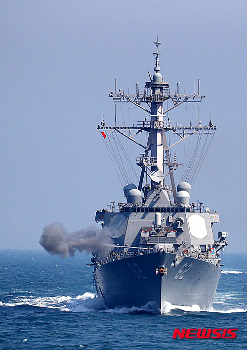 【평택=뉴시스】사진공동취재단 = 서해수호의 날인 25일 오후 서해 해상에서 한-미 연합해상훈련에 참가한 미 이지스구축함 피츠제럴드함이 5인치 함포사격을 하고 있다. 2016.03.25. photo@newsis.com
