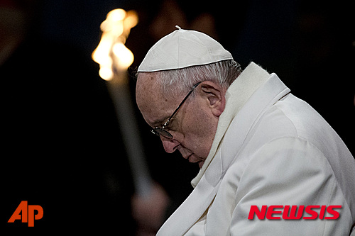 【로마=AP/뉴시스】프란치스쿄 교황이 부활절을 앞둔 성 금요일인 25일(현지시간) 이탈리아 수도 로마의 콜로세움 앞에서 십자가의 길 예식을 진행했다. 2016.3.26.
