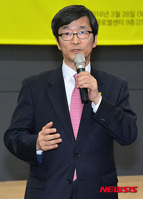 【서울=뉴시스】김선웅 기자 = 곽노현 징검다리교육공동체 이사장이 26일 오후 서울 종로구 서린동 서울글로벌센터에서 열린 출범식에서 인사말 및 향후 계획과 비전을 발표하고 있다.&nbsp; 곽 전 교육감이 출범시킨 '징검다리교육공동체'는 학생,학부모,교사,일반인 등을 대상으로 민주시민, 인성 및 문화예술 등의 교육과 한국판 보이텔스바흐 협약(독일에서 체결된 교육에 관한 협약)을 추진해 민주시민교육의 원칙과 기준을 제시하는 활동을 한다. 2016.03.26.&nbsp; mangusta@newsis.com