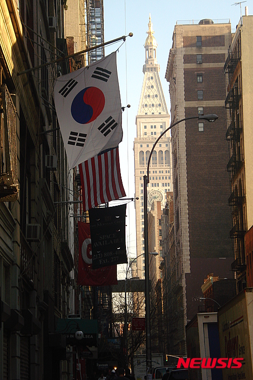 【뉴욕=뉴시스】노창현 특파원 = 맨해튼 24가와 6애버뉴 7애버뉴 사이에 위치한 뉴욕한인회관은 동포들의 땀과 눈물로 이뤄진 결실물이다. 뉴욕엔 200개 이상의 다민족 커뮤니티가 있지만 맨해튼 다운타운에 자체 건물을 가진 민족은 거의 없다. 뉴욕한인회관은 1983년 제17대 회장에 출마한 강익조회장이 선거공약을 내세워 모금 캠페인을 통해 135만 달러에 매입했다. 뉴욕한인회관은 지난 수년간 맨해튼의 부동산 개발붐으로 가치가 엄청나게 상승해 현 가치가 3800만 달러로 평가되고 있다. 2016.03.26. <사진=Newsroh.com 제공>&nbsp; robin@newsis.com
