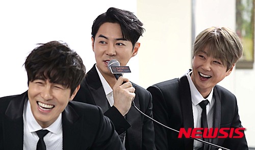 【서울=뉴시스】고승민 기자 = 신화 전진이 27일 오후 서울 올림픽공원 체조경기장에서 열린 2016 신화 18주년 기념 콘서트 기자회견에서 취재진 질문에 답하던 중 동료 김동완, 신혜성과 함께 웃고 있다. 2016.03.27.&nbsp; kkssmm99@newsis.com