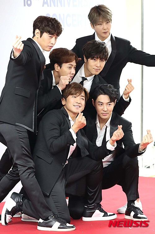 【서울=뉴시스】고승민 기자 = 데뷔 18년차 아이돌그룹 '신화' 멤버들이 27일 오후 서울 올림픽공원 체조경기장에서 열린 2016 신화 18주년 기념 콘서트 기자회견에서 포즈를 취하고 있다. 2016.03.27.&nbsp; kkssmm99@newsis.com