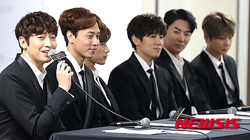 【서울=뉴시스】고승민 기자 = 데뷔 18년차 아이돌그룹 '신화' 멤버들이 27일 오후 서울 올림픽공원 체조경기장에서 열린 2016 신화 18주년 기념 콘서트 기자회견을 하고 있다. 왼쪽부터 에릭, 앤디, 이민우, 김동완, 전진, 신혜성. 2016.03.27.&nbsp; kkssmm99@newsis.com