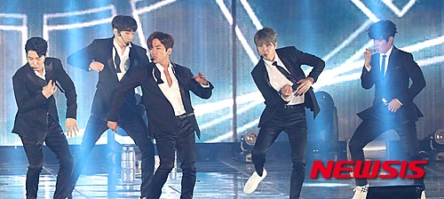 【서울=뉴시스】고승민 기자 = 데뷔 18년차 그룹 '신화' 멤버들이 27일 오후 서울 올림픽공원 체조경기장에서 열린 2016 18주년 기념 콘서트에서 열창하고 있다. 2016.03.27.&nbsp; kkssmm99@newsis.com