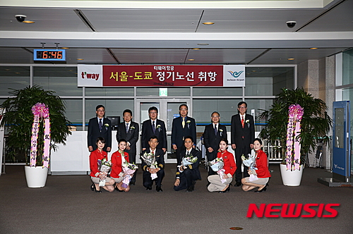 왼쪽부터 원대연 티웨이항공 안전보안실 이사, 차형태 동보공항서비스 사장, 정홍근 티웨이항공 대표이사, 김형신 인천공항공사 마케팅팀장, 조현근 티웨이항공 정비본부 이사, 문영종 티웨이항공 인천지점장