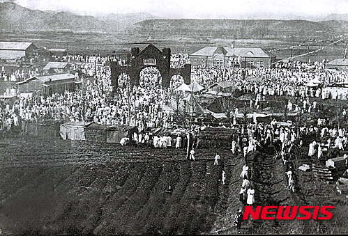  【충주=뉴시스】강신욱 기자 = 1928년 12월 25일 충북 충주역에서 수백명이 참석한 가운데 청안(증평)~충주 간 철도 개통식이 열리고 있다. 2016.03.28. (사진=충주시 제공)&nbsp; photo@newsis.com 