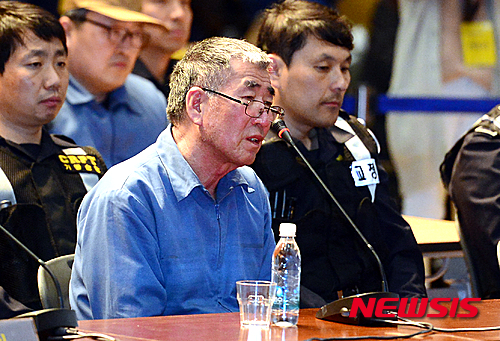 【서울=뉴시스】권현구 기자 = 이준석 세월호 선장이 28일 오후 서울시청 신청사 다목적홀에서 열린 4.16세월호참사 특별조사위원회 제2차 청문회 1일차에 증인으로 출석해 발언하고 있다. 2016.03.28.&nbsp;&nbsp; stoweon@newsis.com