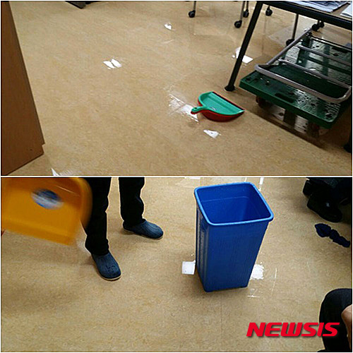 【광주=뉴시스】송창헌 기자 = 명품학교로 리모델링된 광주 주월초등학교에서 때 아닌 물난리가 발생해 28일 오전 교장과 교감, 행정실장 등 교직원들이 물빼기 작업에 벌였다. 2016.03.28 (사진=독자 제공) photo@newsis.com