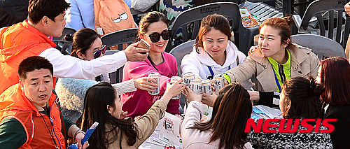 【인천=뉴시스】추상철 기자 = 중국 아오란 그룹의 임직원 4500여 명이 기업회의 및 우수사원 인센티브 관광차 한국을 방문했다. 28일 오후 인천 중구 월미도 문화의 거리에 조성된 치맥파티장에서 아오란그룹 임직원이 치맥파티를 즐기고 있다.&nbsp; 이들은 다음달 2일까지 인천 차이나타운 및 모래내 전통시장 등을 관광하고 인천 송도 컨벤시아에서 기업회를 갖는다. 2016.03.28. scchoo@newsis.com