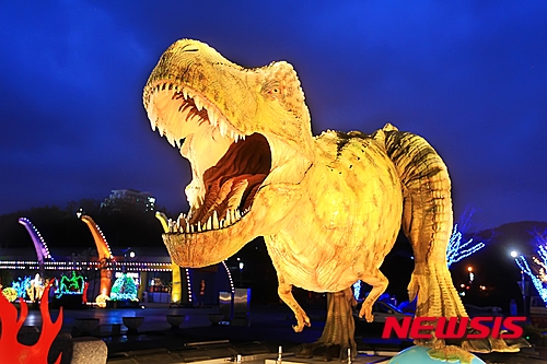【고성(경남)=뉴시스】신정철 기자 = (재)경남고성공룡세계엑스포조직위는 공룡엑스포 개막을 사흘 앞둔 29일 그동안 준비해온 주요 행사장을 공개했다. 공룡엑스포 주 행사장인 당항포 관광지 일원을 5개의 테마로 나누어 화려하고 아름다운 빛으로 밝힌 빛 테마파크를 조성했다. 사진은 행사장 야경 모습이다. 2016.03.29.(사진=고성군 제공) photo@newsis.com