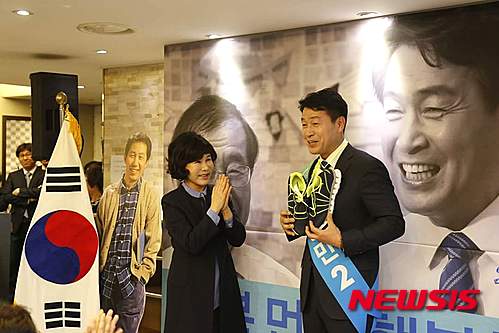 【서울=뉴시스】기동민 성북을 더불어민주당 국회의원 후보에게 열심히 뛰라는 의미에서 운동화를 선물하고 있는 박원순 서울시장의 부인 강난희씨(왼쪽)&nbsp; (사진 = 기동민 후보 페이스북 캡쳐)&nbsp; photo@newsis.com