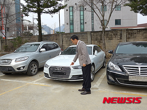 【정선=뉴시스】홍춘봉 기자 = 강원 정선경찰서 이형재 수사과장은 29일 경찰서 주차장에서 강원랜드 인근 전당포 업주가 돈을 탕진한 카지노 고객들이 담보로 맡긴 고급 외제 렌트카에 중국서 위조한 번호판을 부착한 뒤 대포차로 유통하다 적발된 차량을 지적하고 있다. 2016.03.29. casinohong@newsis.com