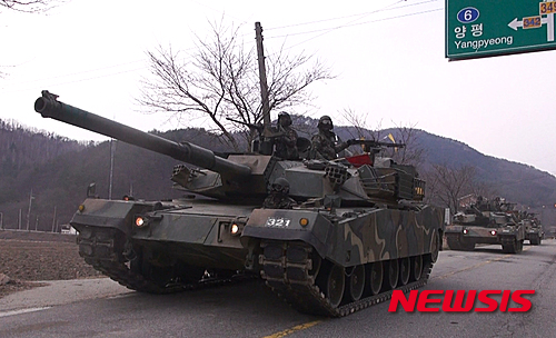【양평=뉴시스】박혜미 기자 = 지난 27일 경기 양평일대에서 육군 제11기계화보병사단 독수리여단 번개대대의 K-1 전차가 여단 전술훈련평가를 실시하고 있다. 2016.03.29. (사진=육군 제11기계화보병사단 제공)&nbsp; photo@newsis.com