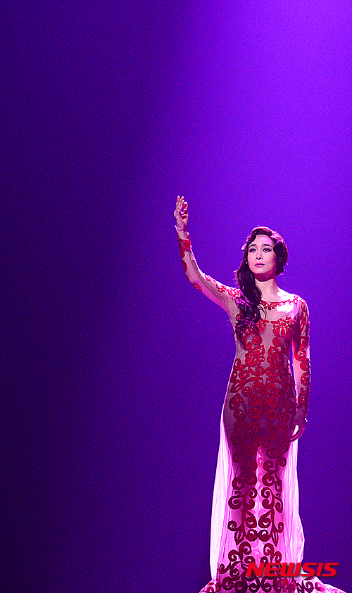 【서울=뉴시스】추상철 기자 =&nbsp; 창작뮤지컬 '마타하리' 프레스콜 행사가 열린 29일 오후 서울 용산구 블루스퀘어 삼성전자홀에서 옥주현(마타하리)이 열연을 펼치고 있다.&nbsp; 4년 여의 제작과정 끝에 선보이는 뮤지컬 '마타하리'는 관능적인 춤과 신비로운 외모로 파리 물랑루즈에서 가장 사랑 받는 무희였던 마타하리의 삶을 실화를 바탕으로 재구성 했으며 20세기 초 화려한 파리를 재현한 무대와 의상이 어우려지는 공연이다.&nbsp; 2016.03.29.&nbsp; scchoo@newsis.com