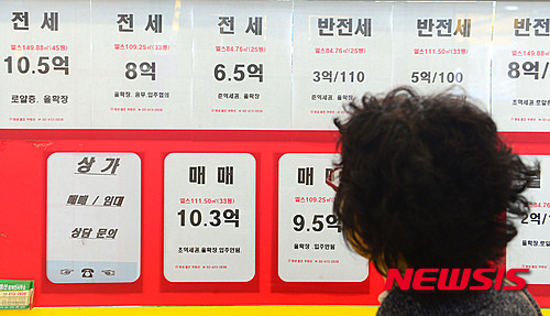 【서울=뉴시스】조성봉 기자 = 29일 오후 서울 송파구 잠실의 한 부동산 중개업소에서 시민이 전세 가격표를 바라보고 있다. KB국민은행이 29일 발표한 3월 전국 주택가격 동향 조사 결과에 따르면 3월 서울 아파트의 평균 전셋값은 4억244만 원에 달했다. 2016.03.29. suncho21@newsis.com 