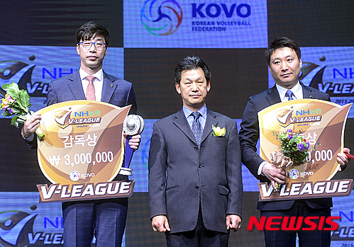 【서울=뉴시스】최동준 기자 = 29일 오후 서울 서초구 더케이호텔서울에서 열린 NH농협 V리그 2015-2016 시상식에서 감독상을 수상한 OK저축은행 김세진(왼쪽) 감독, 현대건설 양철호(오른쪽) 감독이 박승규 KBS 스포츠국장과 기념촬영을 하고 있다. 2016.03.29.&nbsp;&nbsp; photocdj@newsis.com