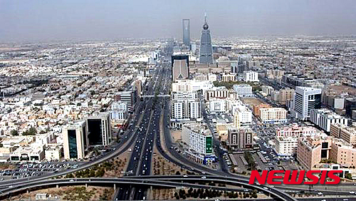 【서울=뉴시스】사우디아라비아가 국제유가 폭락으로 올해 지출예산을 감축하는 등 허리띠를 졸라매면서 전반적인 소비경제에 악영향을 미치고 있다. 29일(현지시간) 블룸버그 통신은 사우디 중앙은행의 발표를 인용해 지난 2월 통화공급의 주요 척도인 총통화량(M3)이 전년 동기 대비 0.9% 감소해 급격한 소비축소를 시사하고 있다고 보도했다.사진은 사우디 수도 리야드 중심가 모습. (사진 출처=사우디네트워크) 2016.03.30