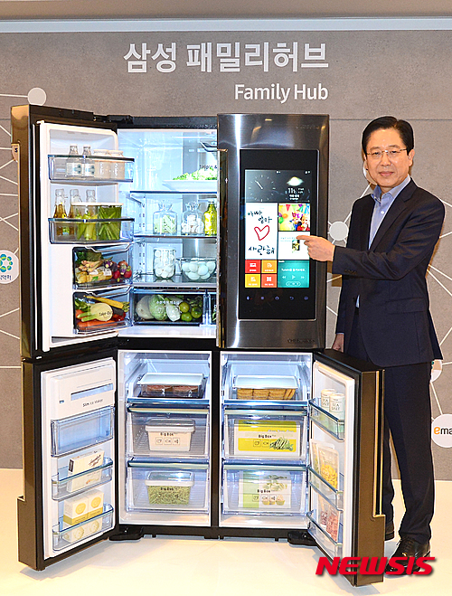 【서울=뉴시스】김동민 기자 = 30일 오전 서울 서초구 삼성전자 서초사옥에서 열린 삼성 패밀리 허브 냉장고 출시 미디어데이에서 삼성전자 생활가전사업부장 서병삼 부사장이 제품을 선보이고 있다. 삼성전자는 식재료 보관부터 관리·조리·구매까지 도와주는 푸드 매니지먼트 기능과 21.5인치 풀 HD 터치스크린·카메라 탑재 등 국내 소비자 맞춤형 콘텐츠가 포함됐다고 밝혔다. 2016.03.30. life@newsis.com