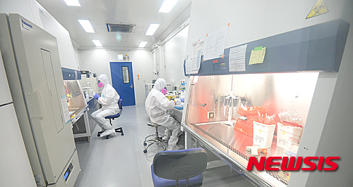 【청주=뉴시스】강종민 기자 = 서울 M여성병원 신생아실 간호사 결핵 확진이후 추가 환자는 발생하지 않았지만 잠복결핵 신생아가 8명에서 25명으로 늘어난 것으로 확인됐다. 국립보건연구원 연구원들이 결핵 관련 실험을 하고 있다. 사진은 특정사실과 관련없음. 2016.03.30ppkjm@newsis.com