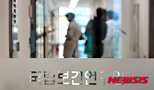 【청주=뉴시스】강종민 기자 = 지난 29일 오후 충북 청주 오송 질병관리본부 국립보건연구원 BL2(Biosafety Level2) 실험동에서 한 연구원이 신경계 바이러스 주실험실로 들어가고 있다. 2016.03.30 ppkjm@newsis.com